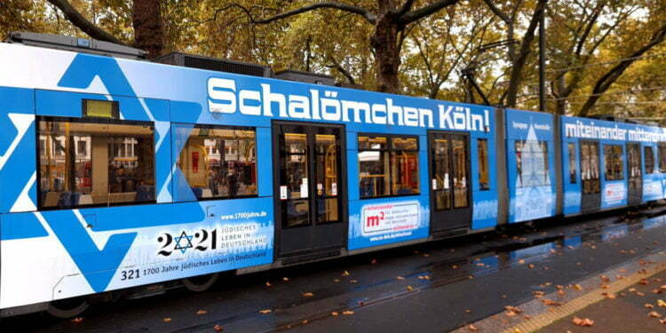 מגן דוד ענק ומדבקות "שלום" על חשמלית בקלן לציון 1700 שנה לחיים היהודיים בגרמניה