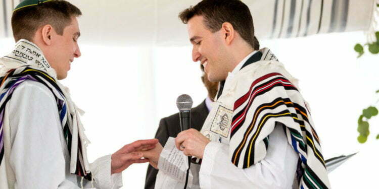 הם עדיין מיעוט, אבל מספר רבנים אורתודוקסים מסכימים כעת לחתן בני זוג מאותו מין