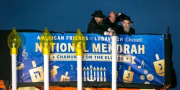 ג'ו ביידן מזג לו דרינק ואת ג'ארד קושנר הוא העלה לתורה. הרב לוי שם-טוב מוכן לעוד העברת השלטון בוושינגטון