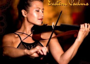 מהופעות בבארים לשירה בבתי כנסת ובר מצוות: המסע ליהדות של קולין דיקר