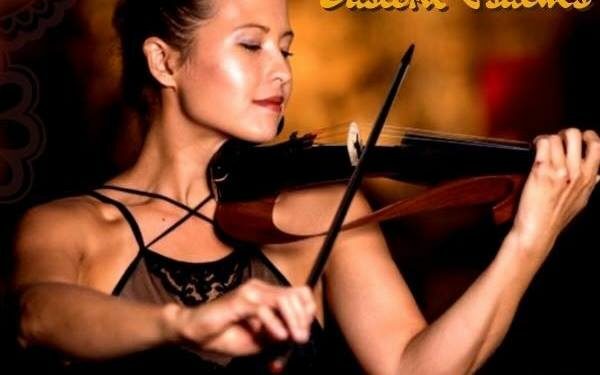 מהופעות בבארים לשירה בבתי כנסת ובר מצוות: המסע ליהדות של קולין דיקר