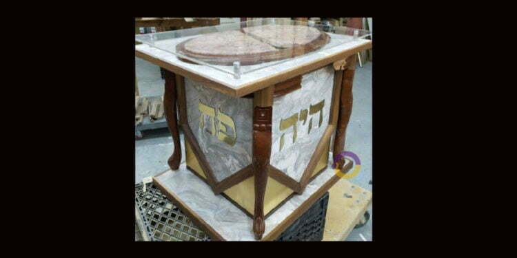 השולחן ששימש כדי לבלום את התוקף ממונסי הפך למעמד לחנוכייה