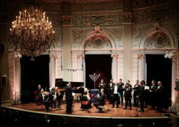 עשרות שנים לאחר השואה, חג החנוכה שב לאולם הקונצרטים המלכותי של אמסטרדם