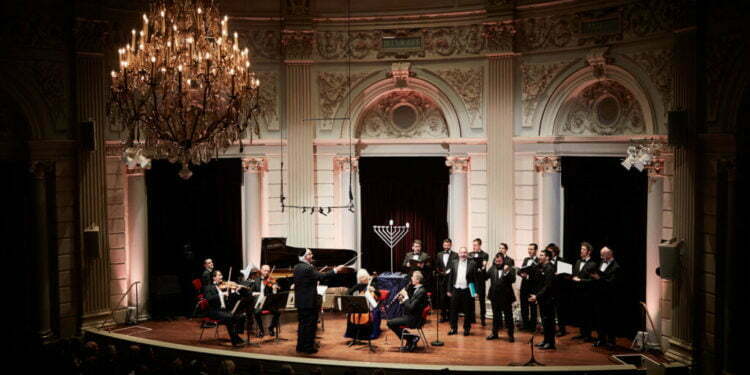 עשרות שנים לאחר השואה, חג החנוכה שב לאולם הקונצרטים המלכותי של אמסטרדם