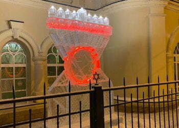 חנוכה בסיביר: חנוכייה בגובה 3 מטרים עשויה כולה מקרח