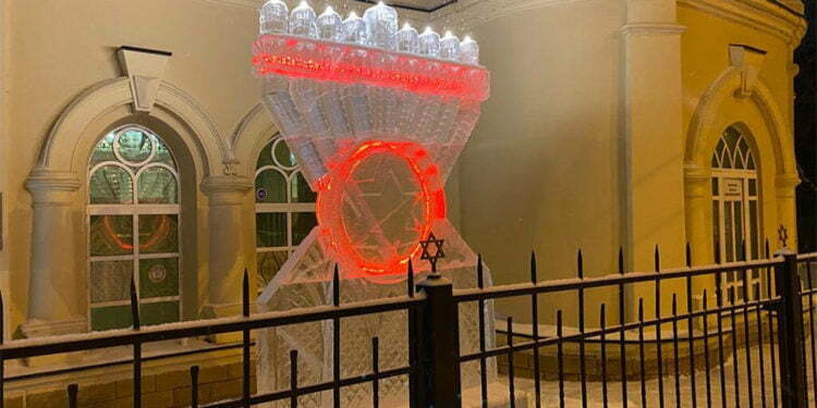 חנוכה בסיביר: חנוכייה בגובה 3 מטרים עשויה כולה מקרח