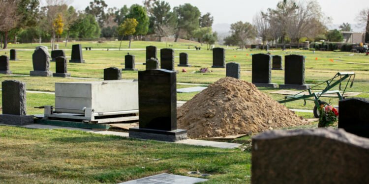 הקהילות היהודיות בלוס אנג׳לס ובאריזונה נאנקות תחת גל התמותה העצום מקורונה