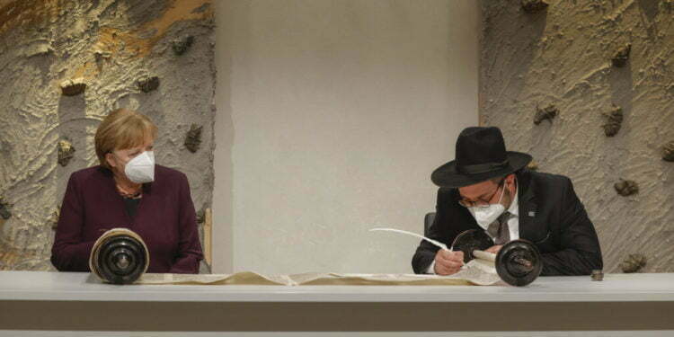 גרמניה: שוחזר ספר תורה עתיק שניצל מליל הבדולח