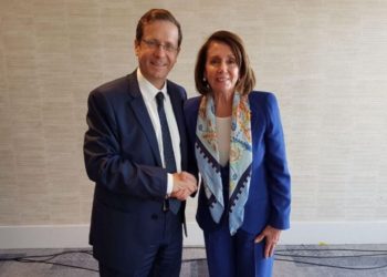 מאחורי הקלעים: איך למדה ננסי פלוסי את מילות השיר ״אין לי ארץ אחרת״