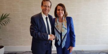 מאחורי הקלעים: איך למדה ננסי פלוסי את מילות השיר ״אין לי ארץ אחרת״