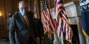 סנטור צ׳אק שומר הוא כעת היהודי הבכיר ביותר בוושינגטון, והוא לא מסתיר לרגע את שורשיו