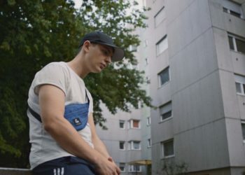 צעיר, יהודי ולא מוכר לגרמנים: הסרט הקצר "בקבוק מזלטוב" מפרק את הסטריאוטיפים