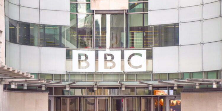 האם היהודים הם לבנים או מיעוט אתני? הקהילה בבריטניה זועמת על הדיון שהתחדש