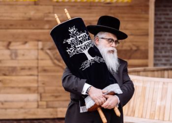 בית כנסת מתקפל נחנך בשדה הקטל באבי יאר באוקראינה