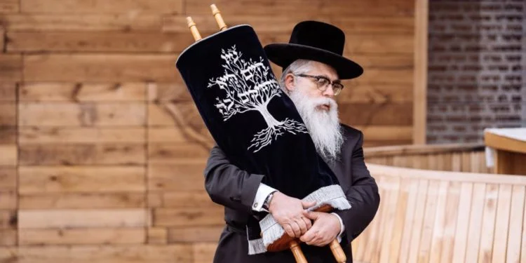 בית כנסת מתקפל נחנך בשדה הקטל באבי יאר באוקראינה