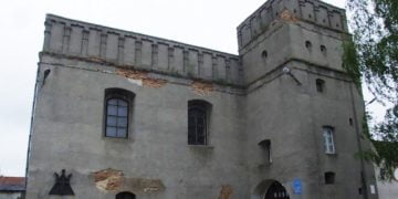 בית כנסת נדיר דמוי מבצר באוקראינה ישוב לבעלות יהודית