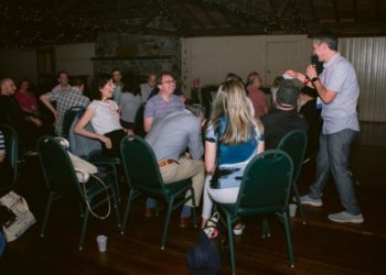 פסטיבל יהודי תוסס בפרברי ניו יורק מסמן את חזרת החיים היהודיים לשגרה