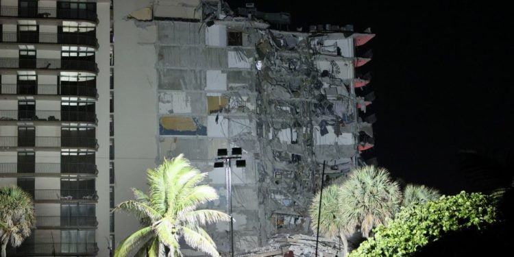 יהודי אמריקה מתגייסים לעזרה אחרי קריסת הבניין הקטלנית בפלורידה