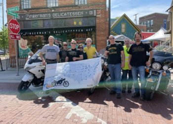 41 מעדניות, אופנוע אחד: האיש שחורש את המעדניות היהודיות באמריקה, כדי לסייע למאבק ברעב