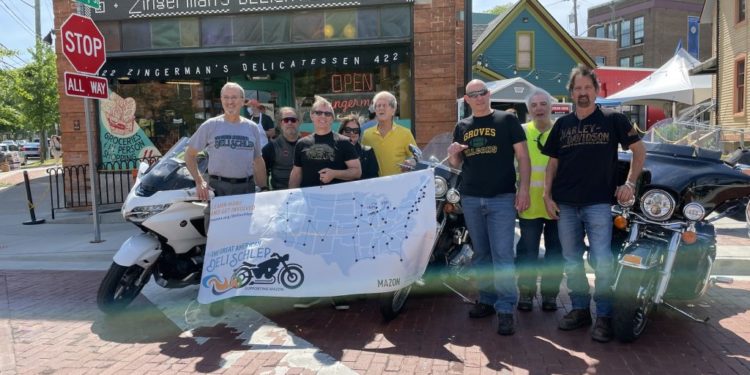 41 מעדניות, אופנוע אחד: האיש שחורש את המעדניות היהודיות באמריקה, כדי לסייע למאבק ברעב