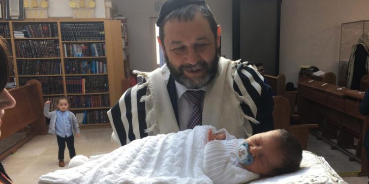 הוא היה בתרדמת חודשיים; הקהילה האורתודוקסית עזרה לו לשרוד