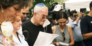 "הדרך תהיה קשה": בסרפסייד, הקהילה היהודית נערכת לבשורות קשות בשבת עגומה