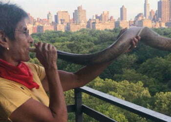 הכירו את הרַבָּה שתוקעת בשופר כל ערב בהצדעה לעובדי שירותי הבריאות