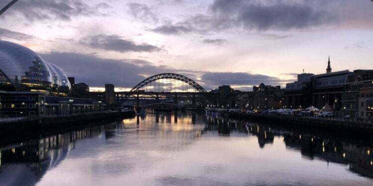 הקהילה היהודית בניוקאסל, אנגליה, מצטמקת, אבל זוכה לעזרה מכיוון לא צפוי