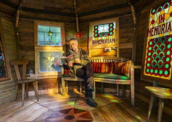 חלונות ויטראז' של בית כנסת היסטורי בווילס נעלמו, והתגלו שוב בזכות תחרות צריף הגינה המעוצב