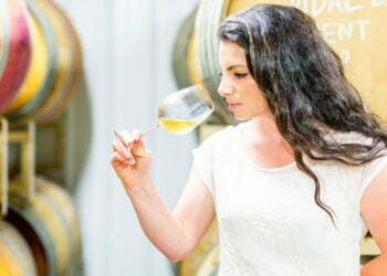 השורשים היהודיים של יין הדבש, שחזר במפתיע לאופנה