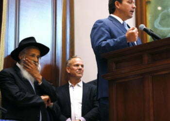 הרב שאיבד רבים מבני קהילתו בקריסת הבניין בפלורידה, לא מחפש הסברים משמיים לאסון