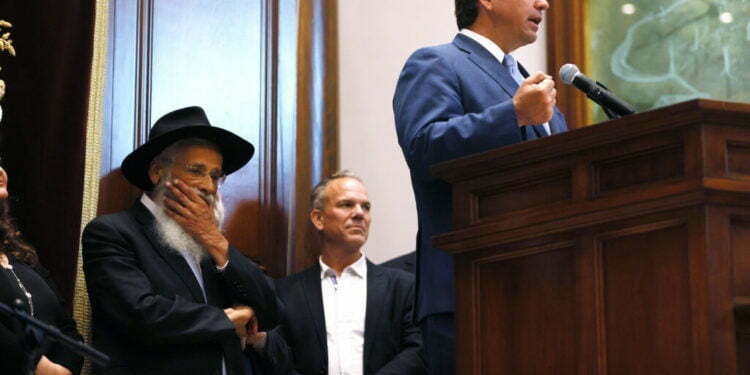 הרב שאיבד רבים מבני קהילתו בקריסת הבניין בפלורידה, לא מחפש הסברים משמיים לאסון