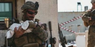 חייל המארינס היהודי שמאחורי הצילום הויראלי מהפינוי האמריקני מאפגניסטן