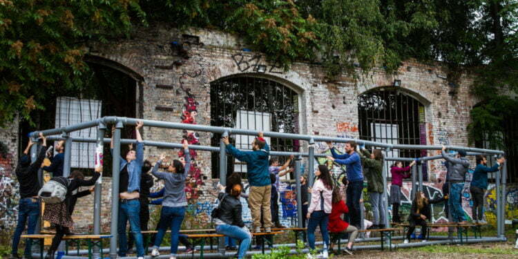 שנתיים לאחר המתקפה על בית הכנסת בהאלה, צעירים יהודים בגרמניה הופכים את האבל לאקטיביזם