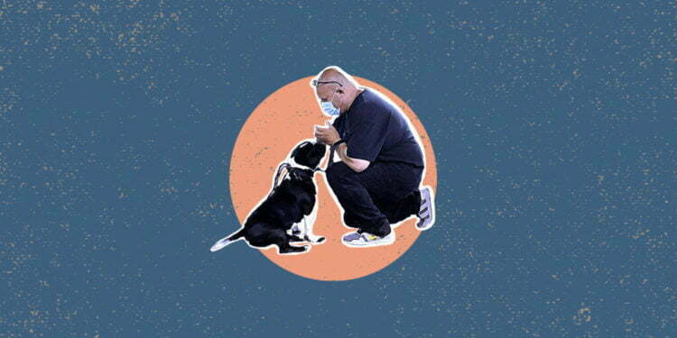 הוא נשפט למאסר עולם. בעזרתם של כלבים עזובים ושל רב בית הכלא, מצא גאולה