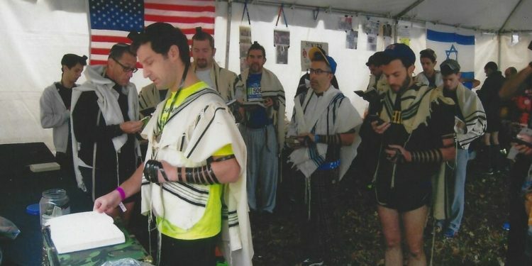 חיזוק אחרון לפני הזינוק: האיש שמארגן מניין תפילה למשתתפי מרתון ניו יורק