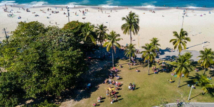 בברזיל, אחד ממוקדי ההתפרצות הגדולים בעולם, הקהילה היהודית בוחרת להתעלם משאננות הנשיא ולנקוט אמצעי זהירות חמורים