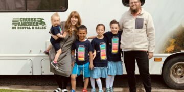 איך משפחה אורתודוקסית ממונטנה שברה את הטאבו על אימוץ בקהילה