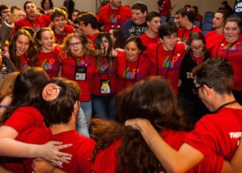 סקר חדש מאשר: יהודים בני דור ה-Z לא מגלים עניין בחיי קהילה יהודיים