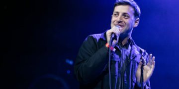 הקומיקאי אלכס אדלמן חדר לכינוס של גזענים לבנים. עכשיו הוא עושה מזה מופע