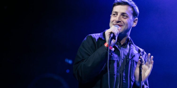 הקומיקאי אלכס אדלמן חדר לכינוס של גזענים לבנים. עכשיו הוא עושה מזה מופע