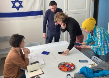 נסיעות אוטובוס אינסופיות, מקלטים זמניים, ושיחות טלפון בהולות: כך מתגייס העולם היהודי למשבר הפליטים מאוקראינה