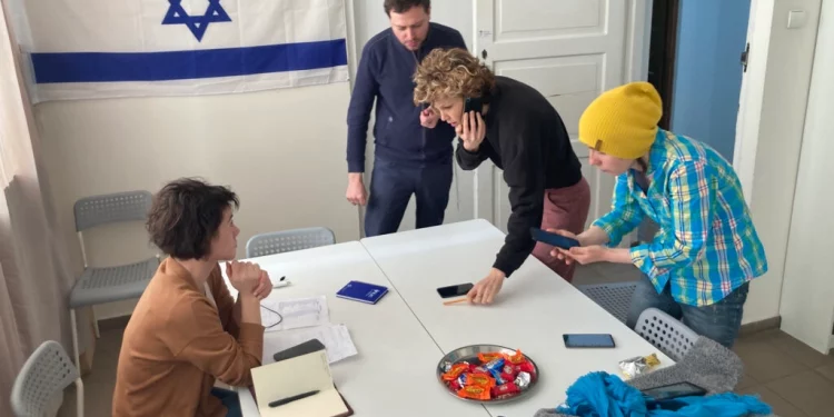 נסיעות אוטובוס אינסופיות, מקלטים זמניים, ושיחות טלפון בהולות: כך מתגייס העולם היהודי למשבר הפליטים מאוקראינה