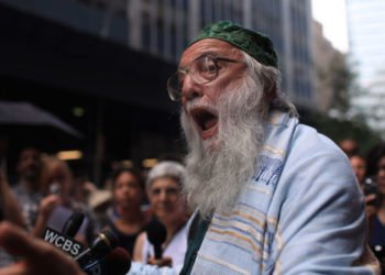 בגיל 89 הרב האקטיביסט ארתור ווסקאו עדיין מפגין – ועדיין נעצר