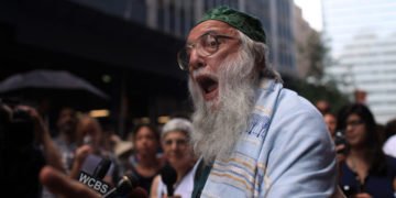 בגיל 89 הרב האקטיביסט ארתור ווסקאו עדיין מפגין – ועדיין נעצר