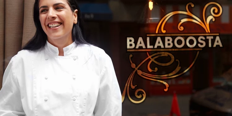 מהמטבח לבמה: השפית עינת אדמוני מנסה את כוחה בסטנד אפ קומדי בניו יורק