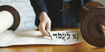 ״נא לעמוד״ במקום ״יעמוד״: התנועה הקונסרבטיבית מאמצת שפה לא-מגדרית בעלייה לתורה