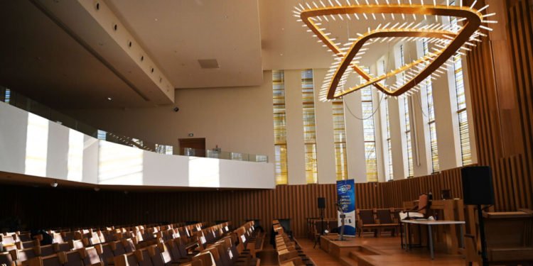 למרות החשש לעתידם, יהודי פריז חנכו מרכז קהילתי ענק, סמל לנחישותם שלא לנטוש את העיר