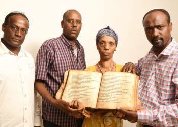 מסעה של משפחה אחת מישראל להצלת גרסה עתיקה של התנ״ך מאתיופיה