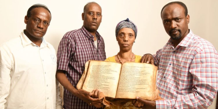 מסעה של משפחה אחת מישראל להצלת גרסה עתיקה של התנ״ך מאתיופיה
